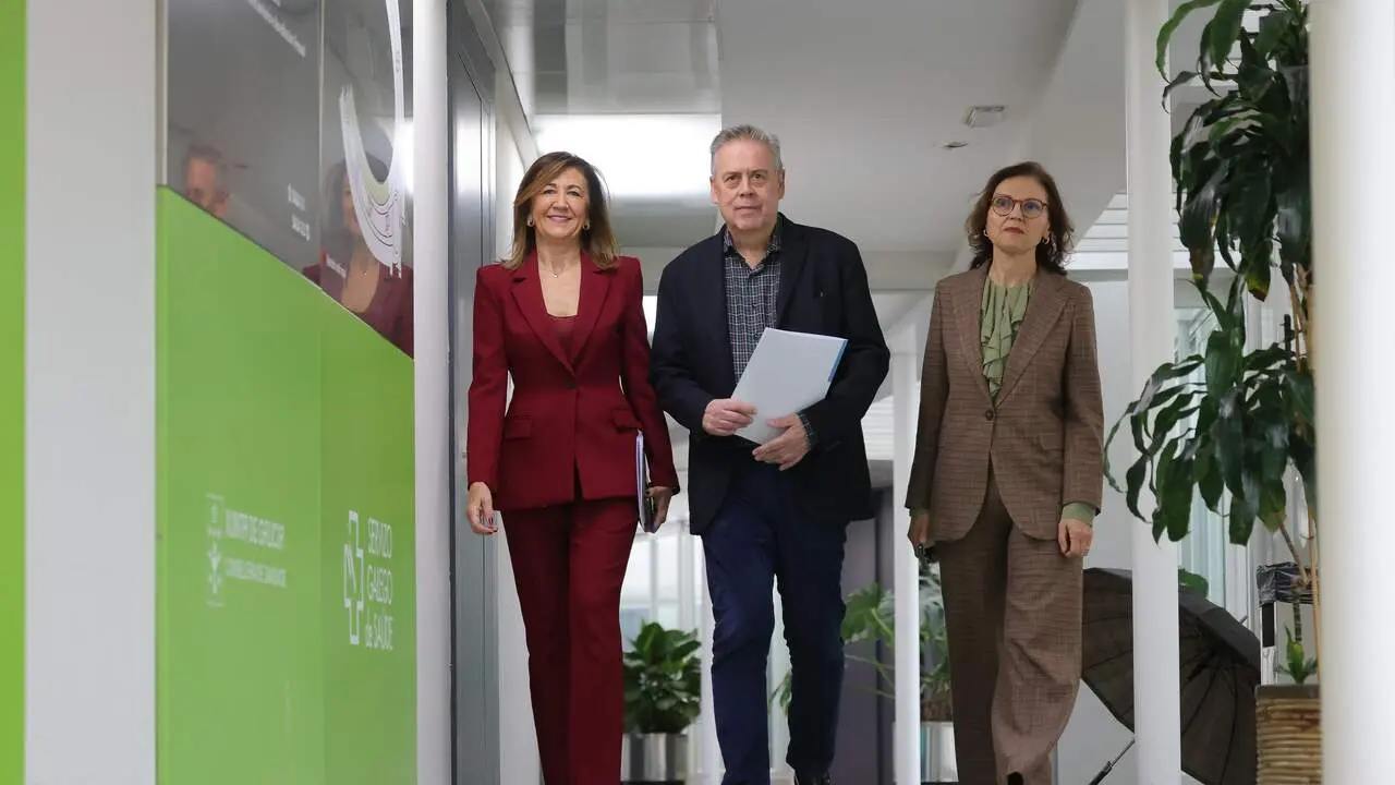 La directora de la Axencia Galega de Doaz&oacute;n de &Oacute;rganos e Sangue (Ados), Marisa L&oacute;pez, el conselleiro de Sanidade, Antonio G&oacute;mez Caama&ntilde;o y la coordinadora auton&oacute;mica de transplantes, Encarnaci&oacute;n Bouzas. AGN.