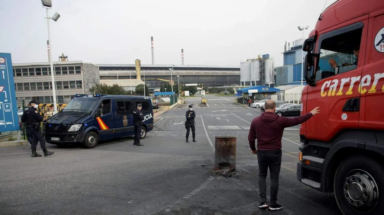 Agentes ante las antiguas instalaciones de Alu Ib&eacute;rica en 2021. AEP