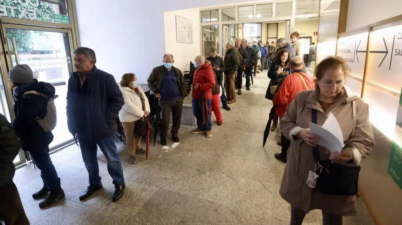 Colas en el Provincial para recibir la vacuna contra el virus sincitial. RAFA FARI&Ntilde;A