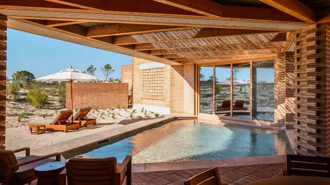 Una de las casas que ofrece Na Praia, un resort de lujo al sur de Lisboa. NA PRAIA