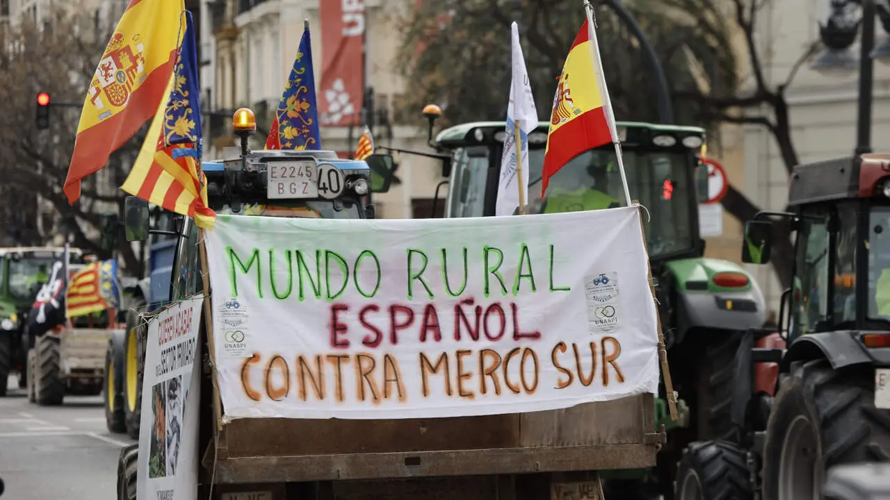 Una tractorada este lunes en Valencia. Biel Ali&ntilde;o (EFE)
