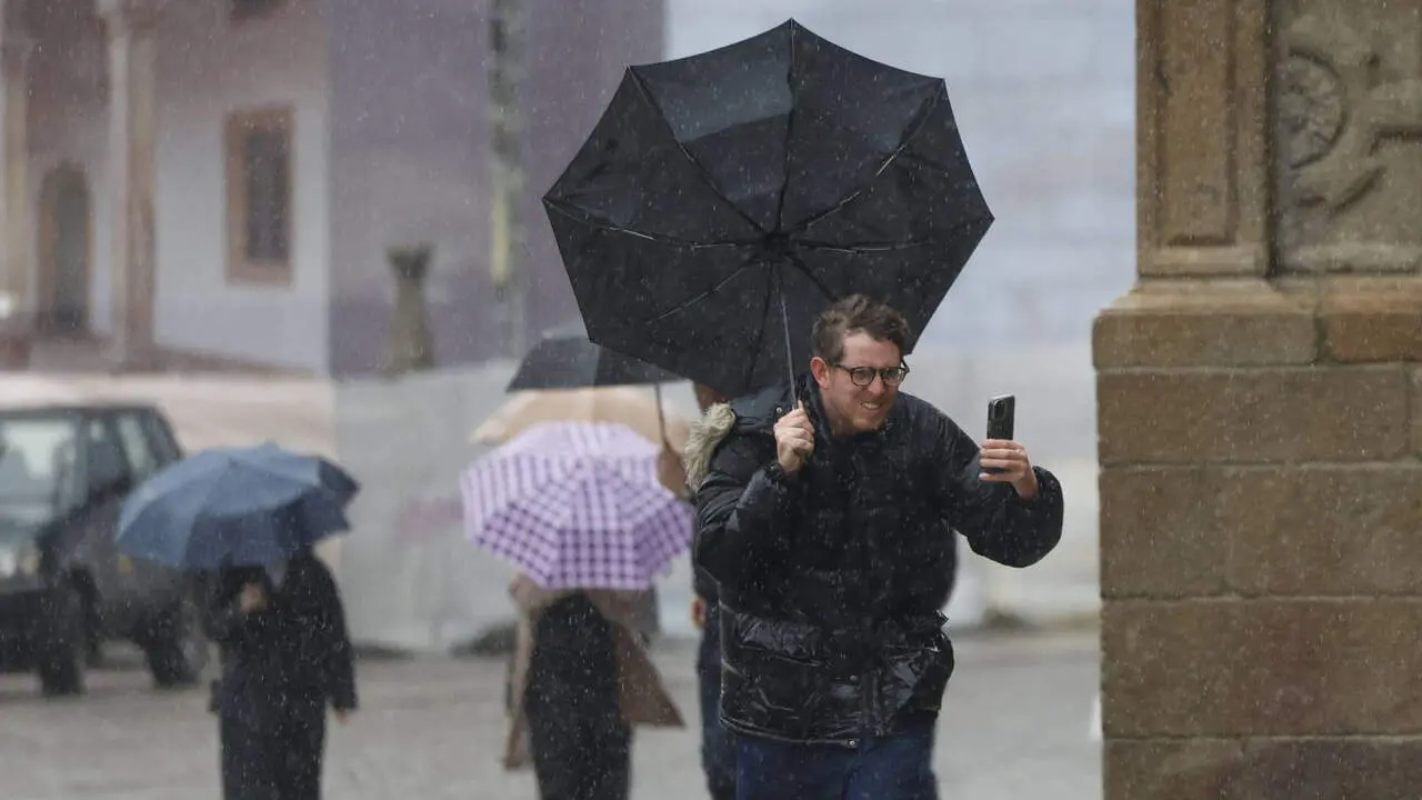 La borrasca de alto impacto Joseph dej&oacute; intensas lluvias este lunes en Galicia. LAVANDEIRA JR. (EFE)