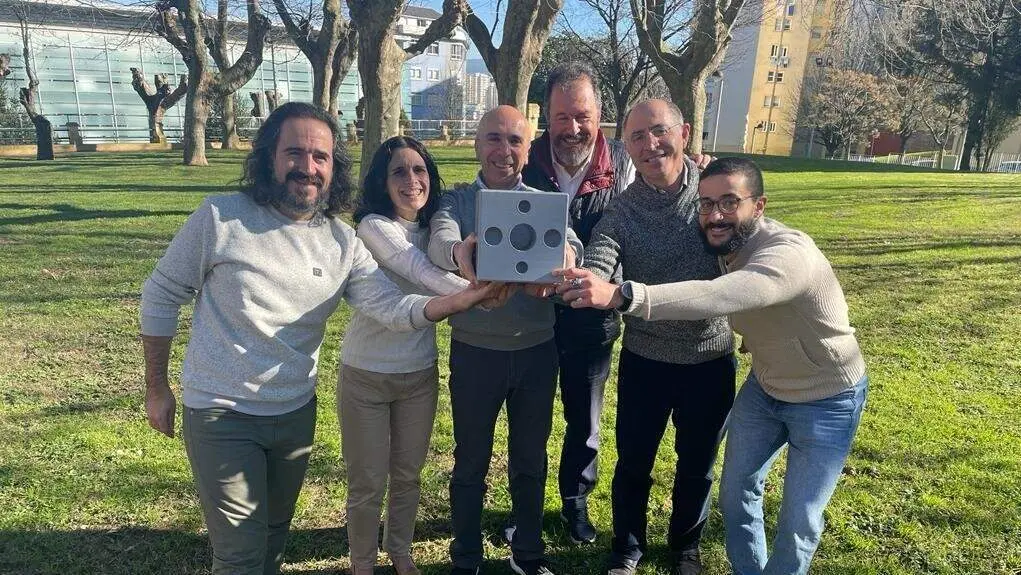 Persoal investigador do CITENI e do CITIC vinculado ao proxecto sost&eacute;n un prototipo de arrecife artificial. CEDIDA