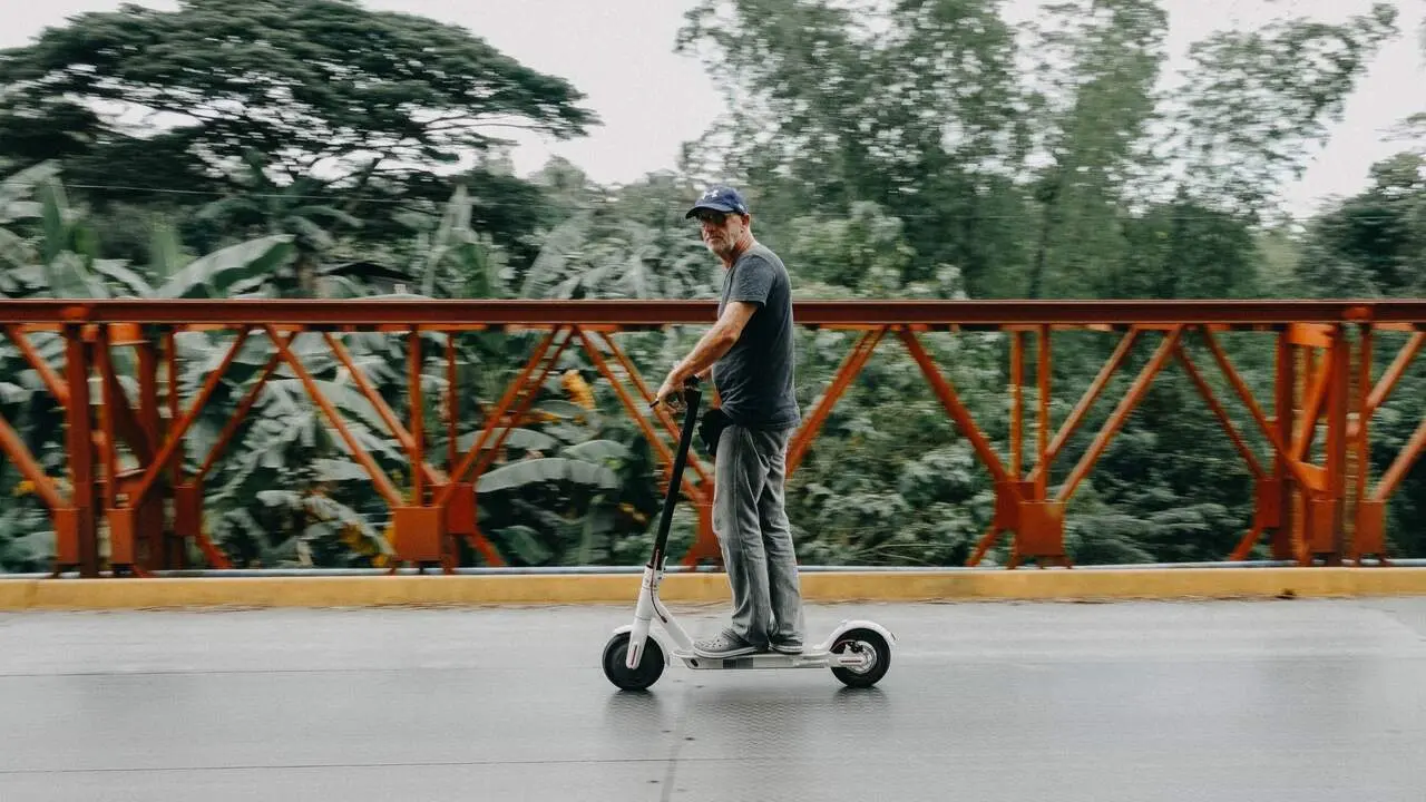 Una persona con un patinete el&eacute;ctrico. AEP