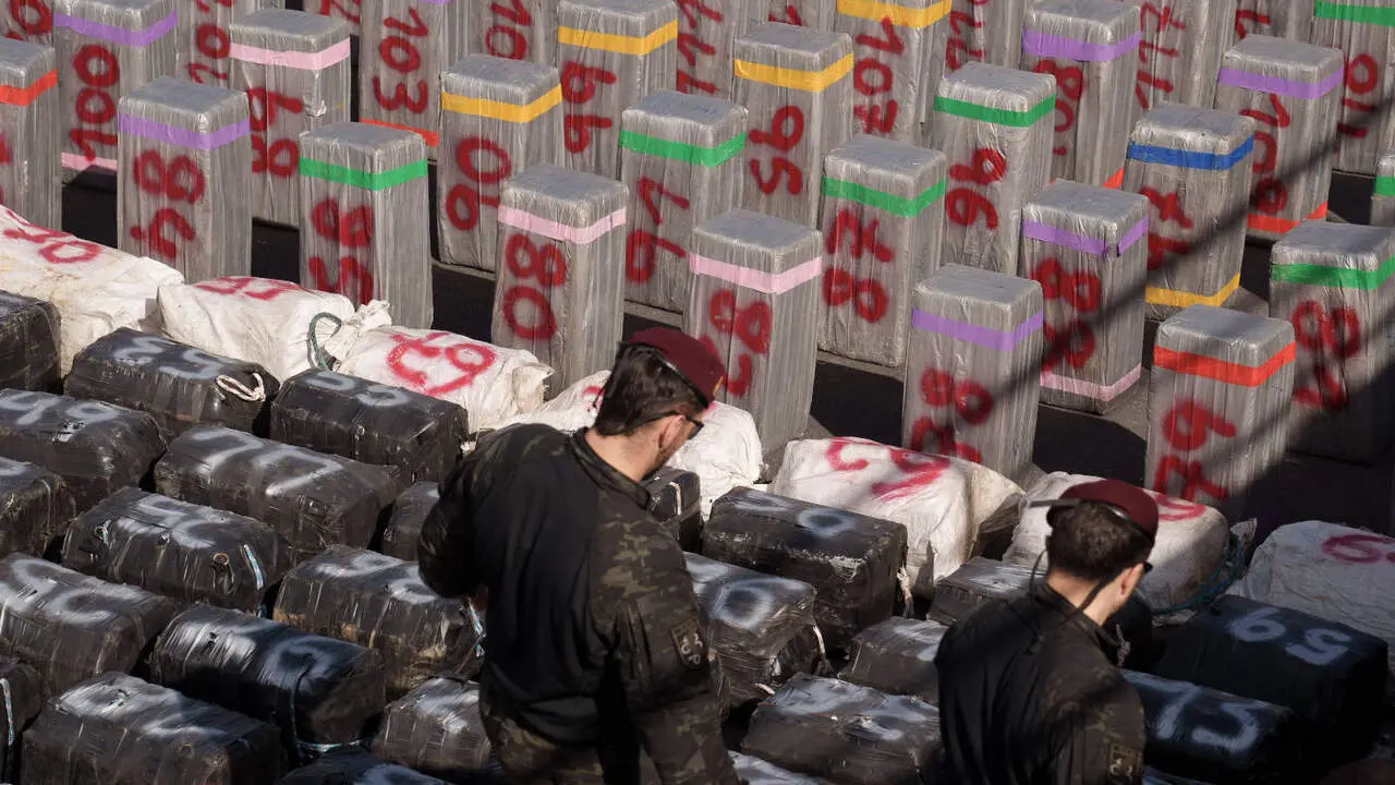 Dos agentes ante un cargamento de casi 10 toneladas de coca&iacute;na incautado en el Atl&aacute;ntico este enero. EFE