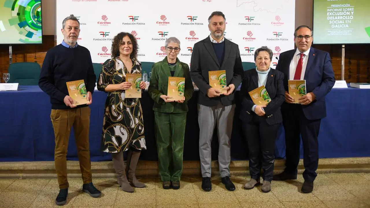 Thomas Ubrich junto con miembros de C&aacute;ritas Galicia durante la presentaci&oacute;n del informe. AGN