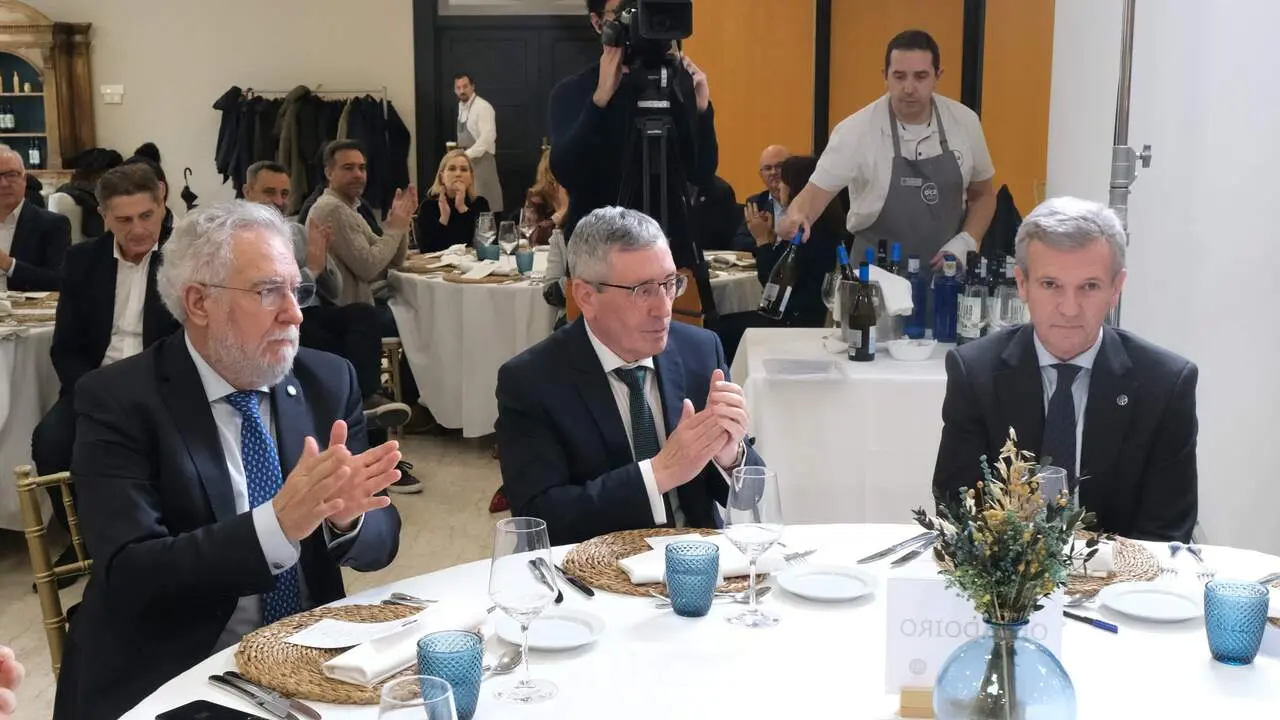 Julio Rodr&iacute;guez recibe el Premio Diego Bernal. ARXINA