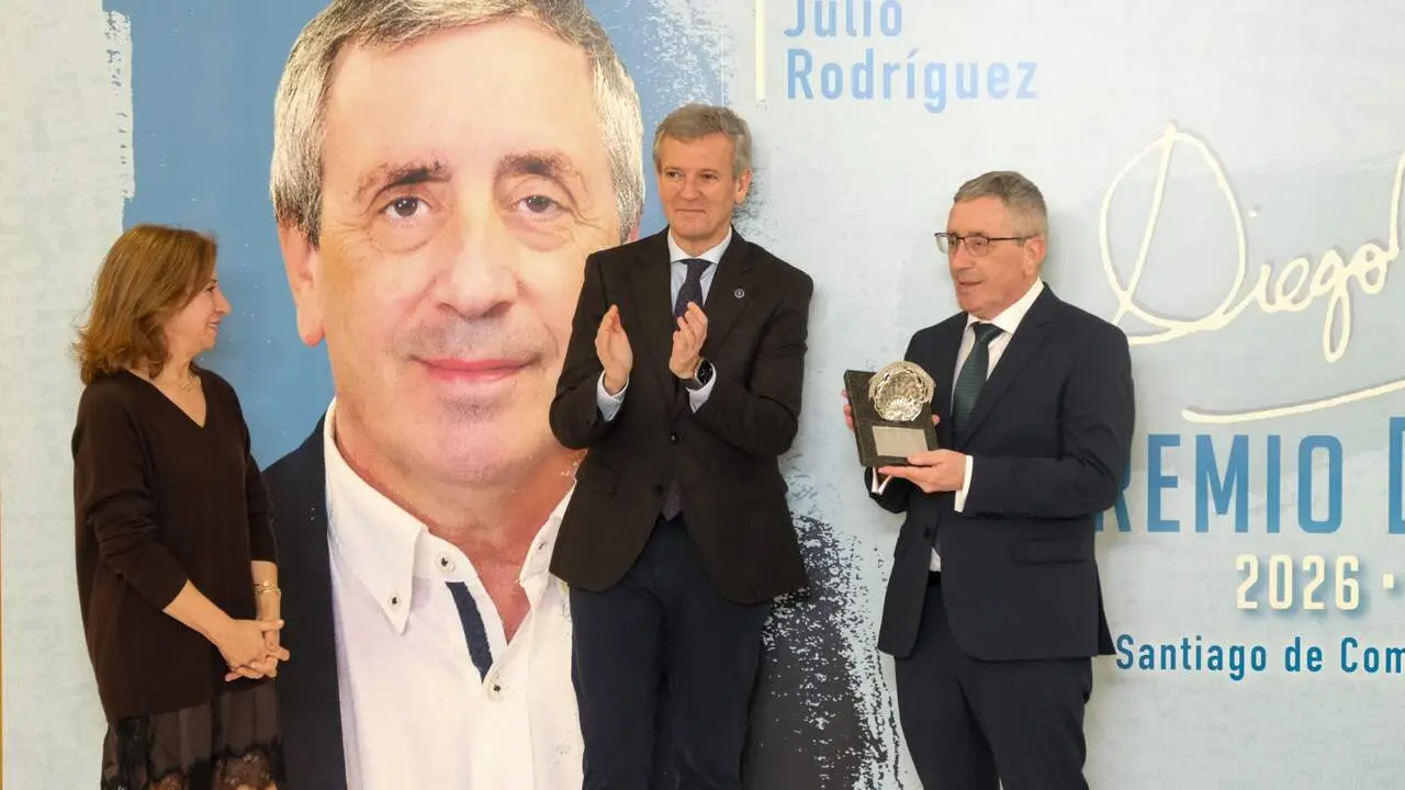 Julio Rodr&iacute;guez recibe el Premio Diego Bernal. ARXINA2