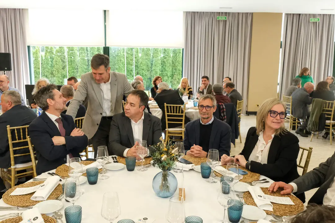 Julio Rodr&iacute;guez recibe el Premio Diego Bernal. ARXINA3