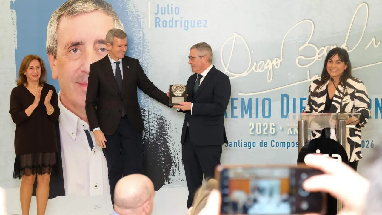 Julio Rodr&iacute;guez recibe el Premio Diego Bernal. ARXINA
