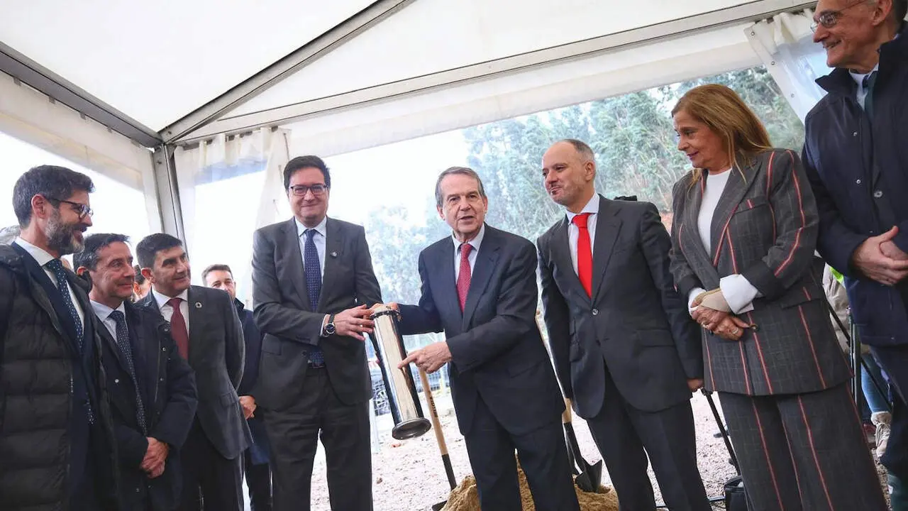 &Oacute;scar L&oacute;pez y Abel Caballero muestran la c&aacute;psula del tiempo enterrada en la f&aacute;brica de chips fot&oacute;nicos de Vigo. EP