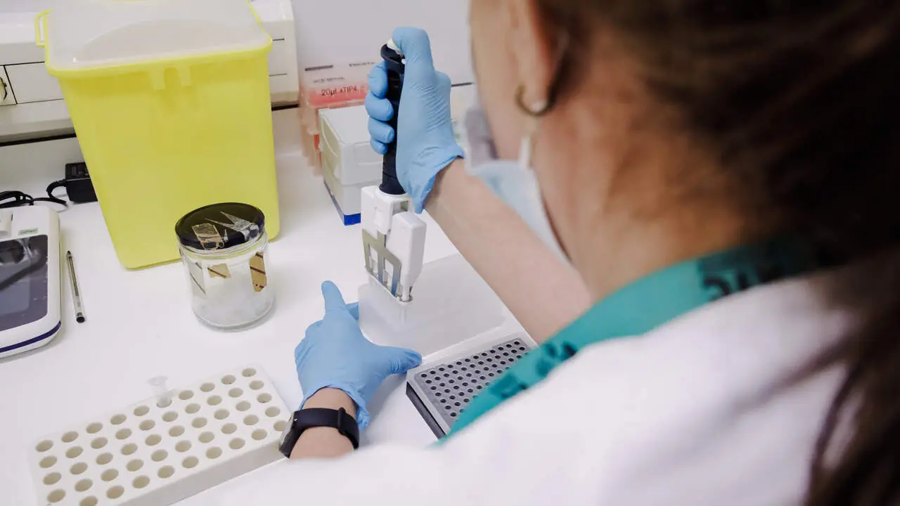 Una enfermera prepara una PCR para el an&aacute;lisis de la viruela del mono. CARLOS LUJ&Aacute;N (EFE)