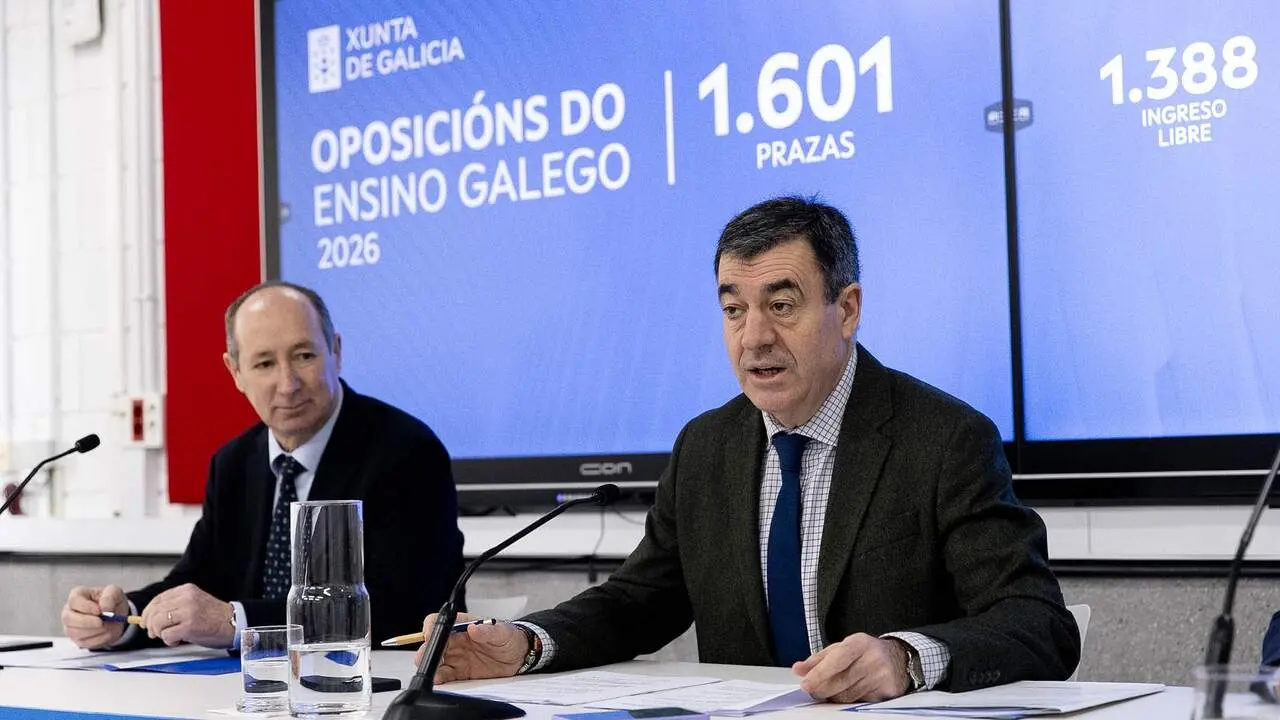 El conselleiro de Educaci&oacute;n, en la presentaci&oacute;n de la Ope 2026. XO&Aacute;N CRESPO