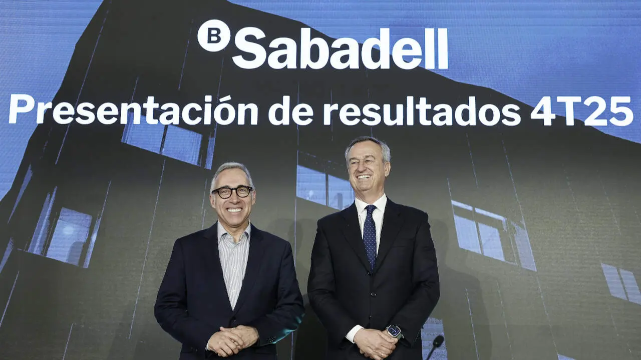 El consejero delegado del Banco Sabadell, C&eacute;sar Gonz&aacute;lez-Bueno, junto al que ser&aacute; pr&oacute;ximamente su sucesor, Marc Armengol. ANDREU DALMAU (EFE)
