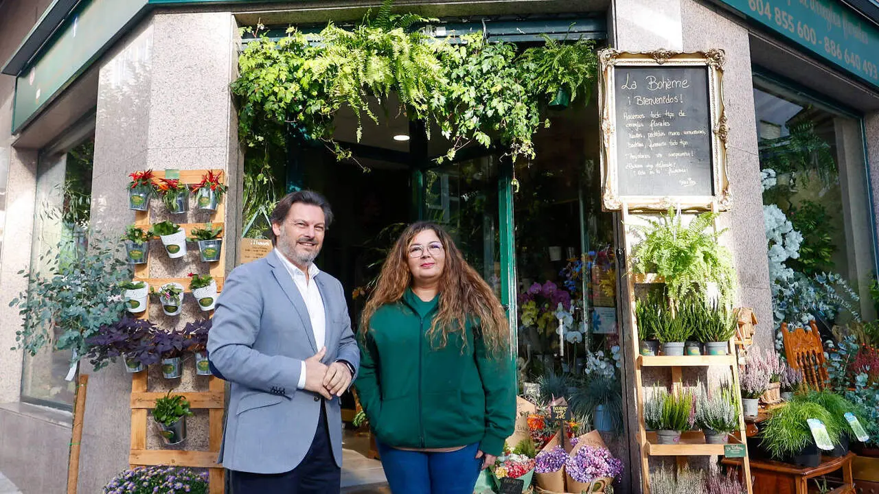 El secretario xeral da Emigraci&oacute;n de la Xunta, Antonio Rodr&iacute;guez Miranda, con la floristeria que abri&oacute; una beneficiaria de estas ayudas al emprendimiento de los gallegos retornados. EP