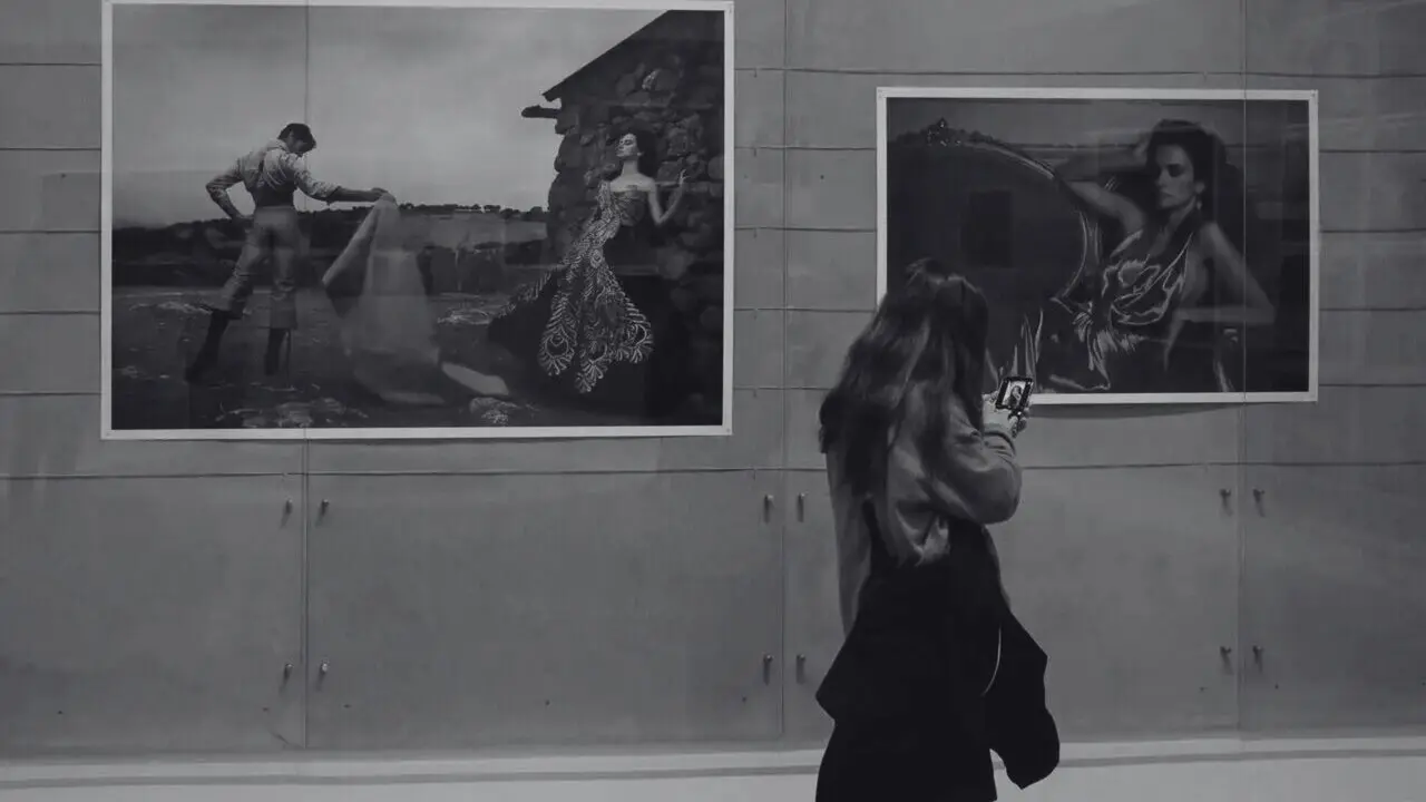 Una visitante contempla la exposici&oacute;n &lsquo;Wonderland&rsquo; en A Coru&ntilde;a. /EUROPA PRESS