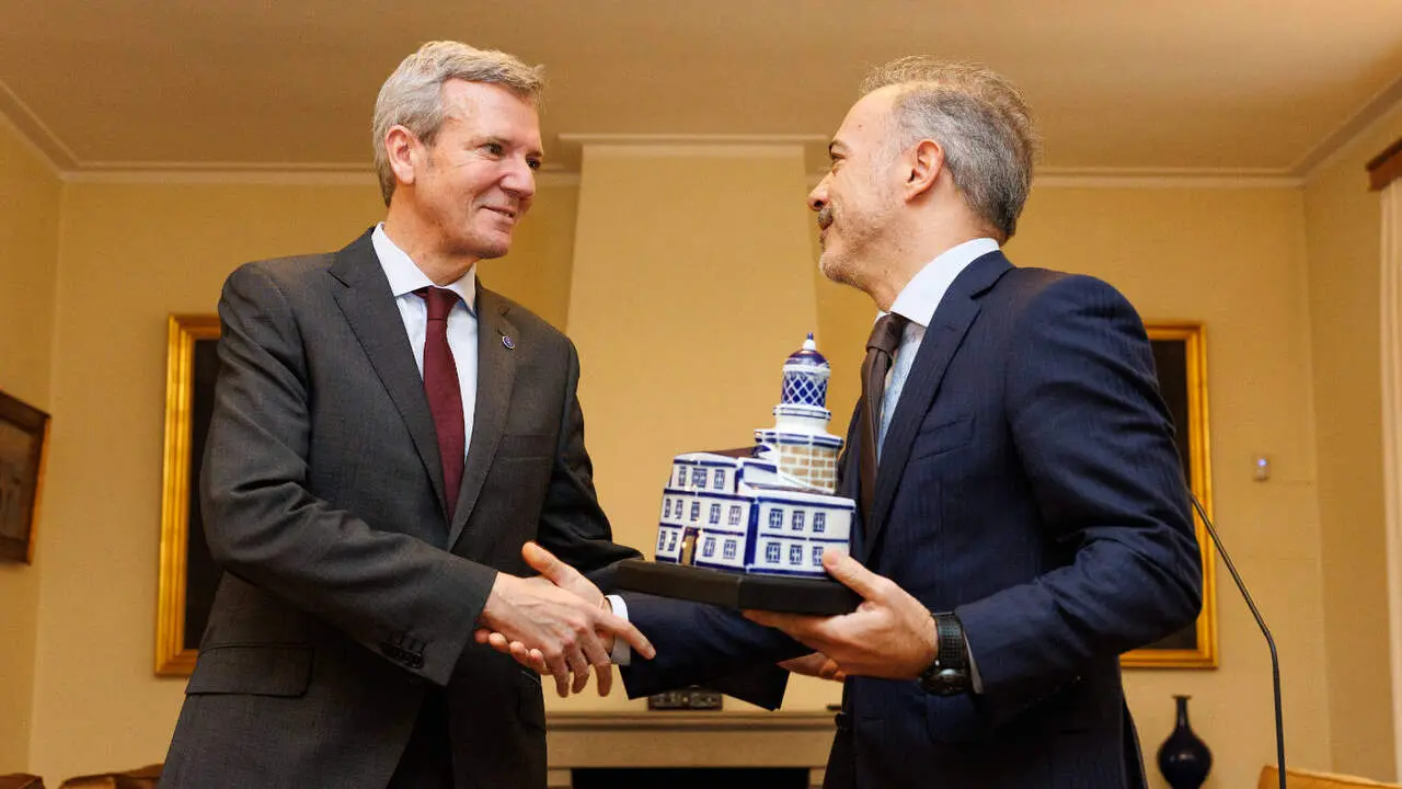 El presidente de la Xunta, Alfonso Rueda, entrega un obsequio de Sargadelos al alcalde de Oporto, Pedro Duarte. DAVID CABEZ&Oacute;N