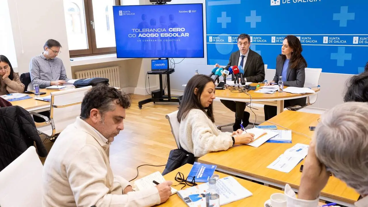 Rom&aacute;n Rodr&iacute;guez y Judith Fern&aacute;ndez, en rueda de prensa. XO&Aacute;N CRESPO.jpg