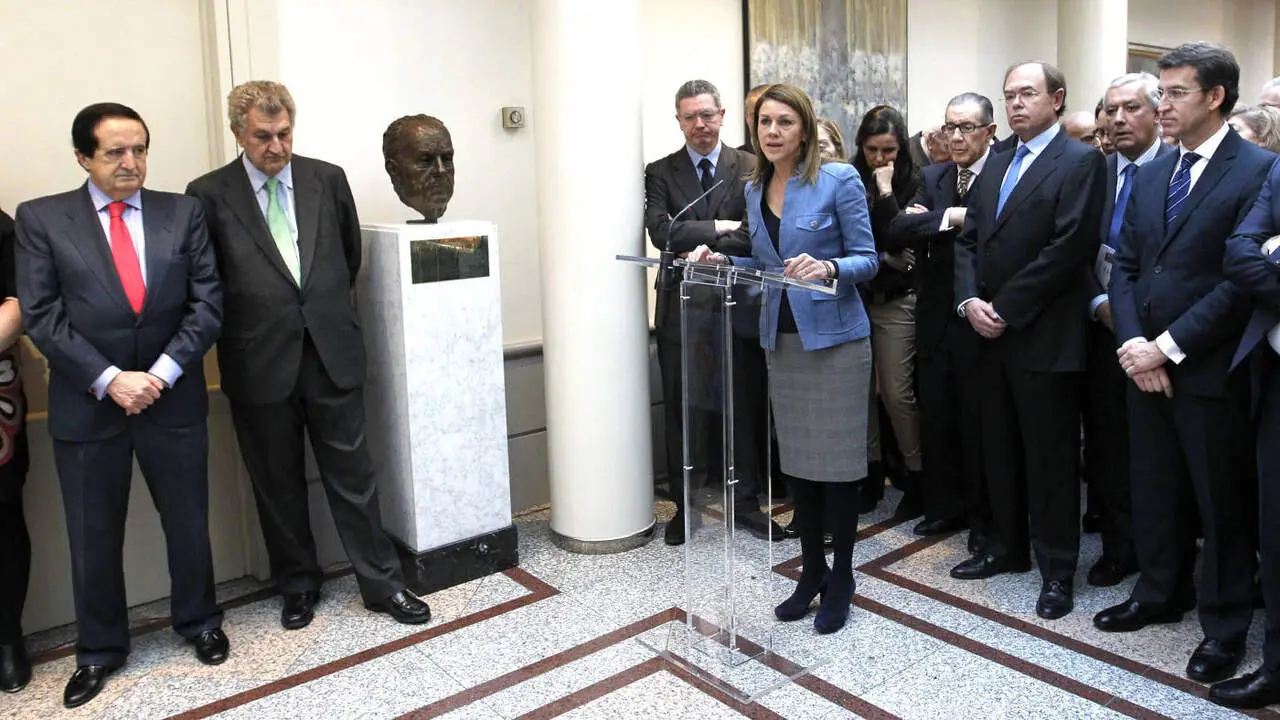 Foto de archivo de la inauguraci&oacute;n en enero de 2013 del busto en homenaje a Manuel Fraga en el Senado. AEP