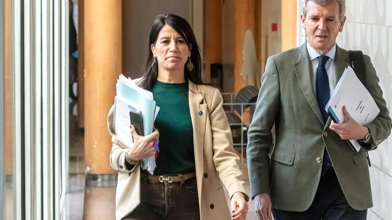 La conselleira de Vivienda e Planificaci&oacute;n de Infraestruturas y el presidente de la Xunta. LUIS POLO