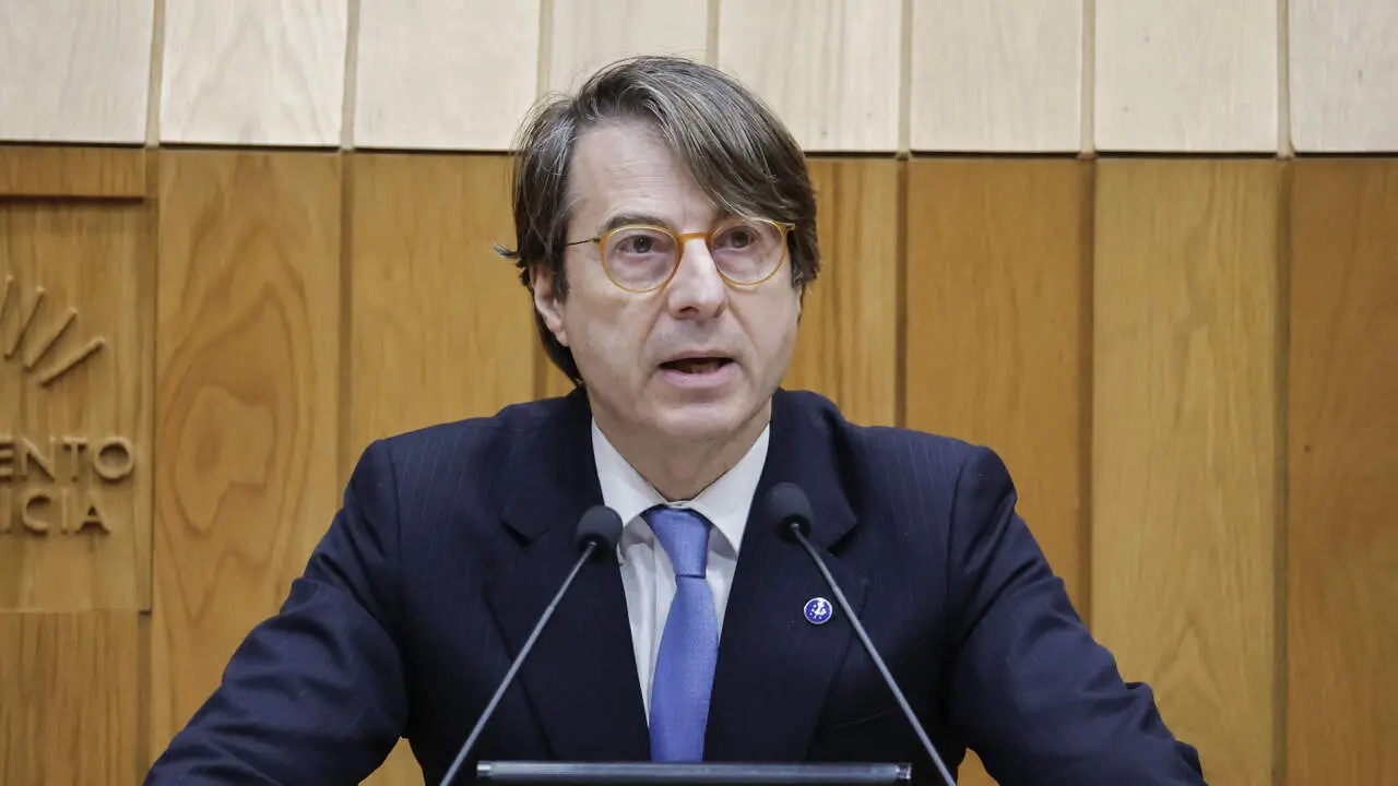 El conselleiro de Facenda, Miguel Corgos, este martes en el Parlamento. LAVANDEIRA JR. (EFE)