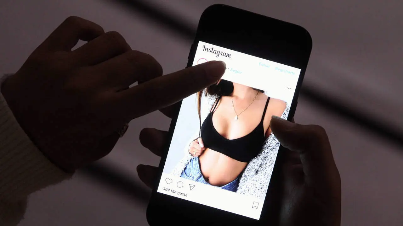Una persona mira im&aacute;genes sexuales en Instagram. AEP