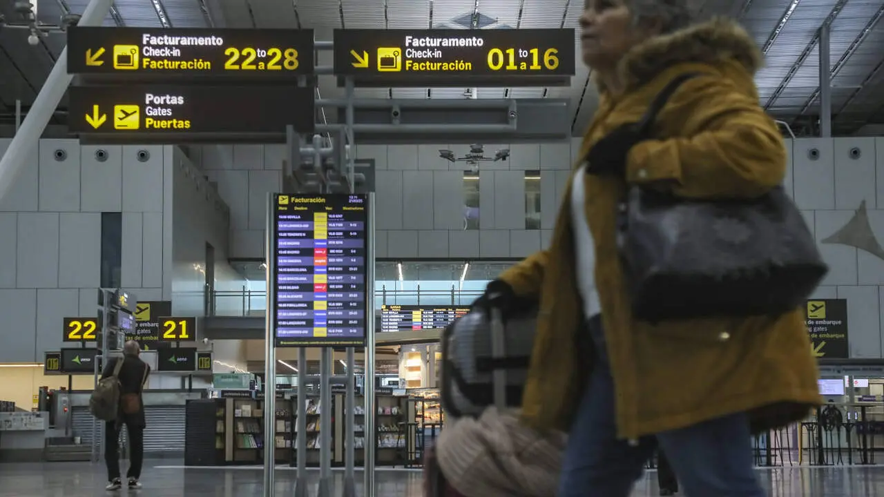 Pasajeros en el aeropuerto de Santiago. AGN