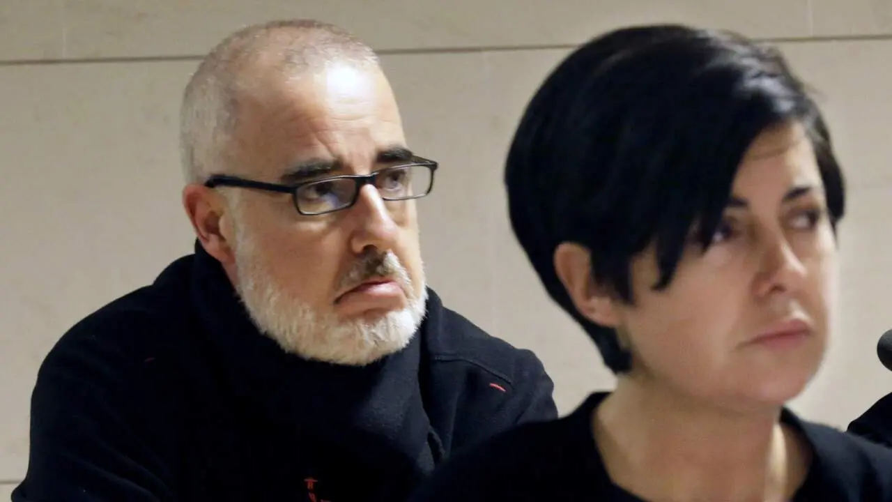 Alfonso Basterra, junto a su exmujer, Rosario Porto, en el juicio. EFE
