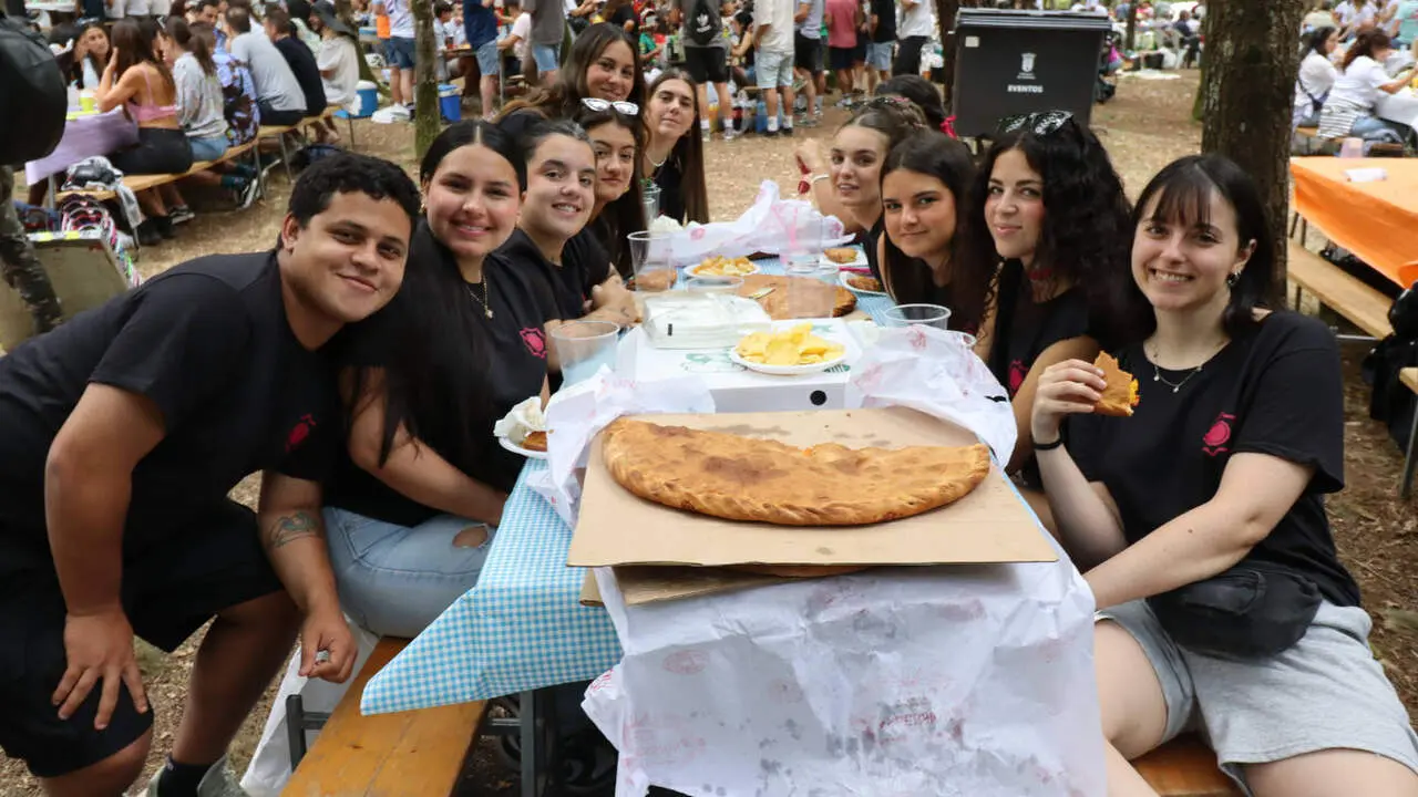Participantes en la fiesta de la Empanada de 2025 en Chantada. MIGUEL PI&Ntilde;EIRO