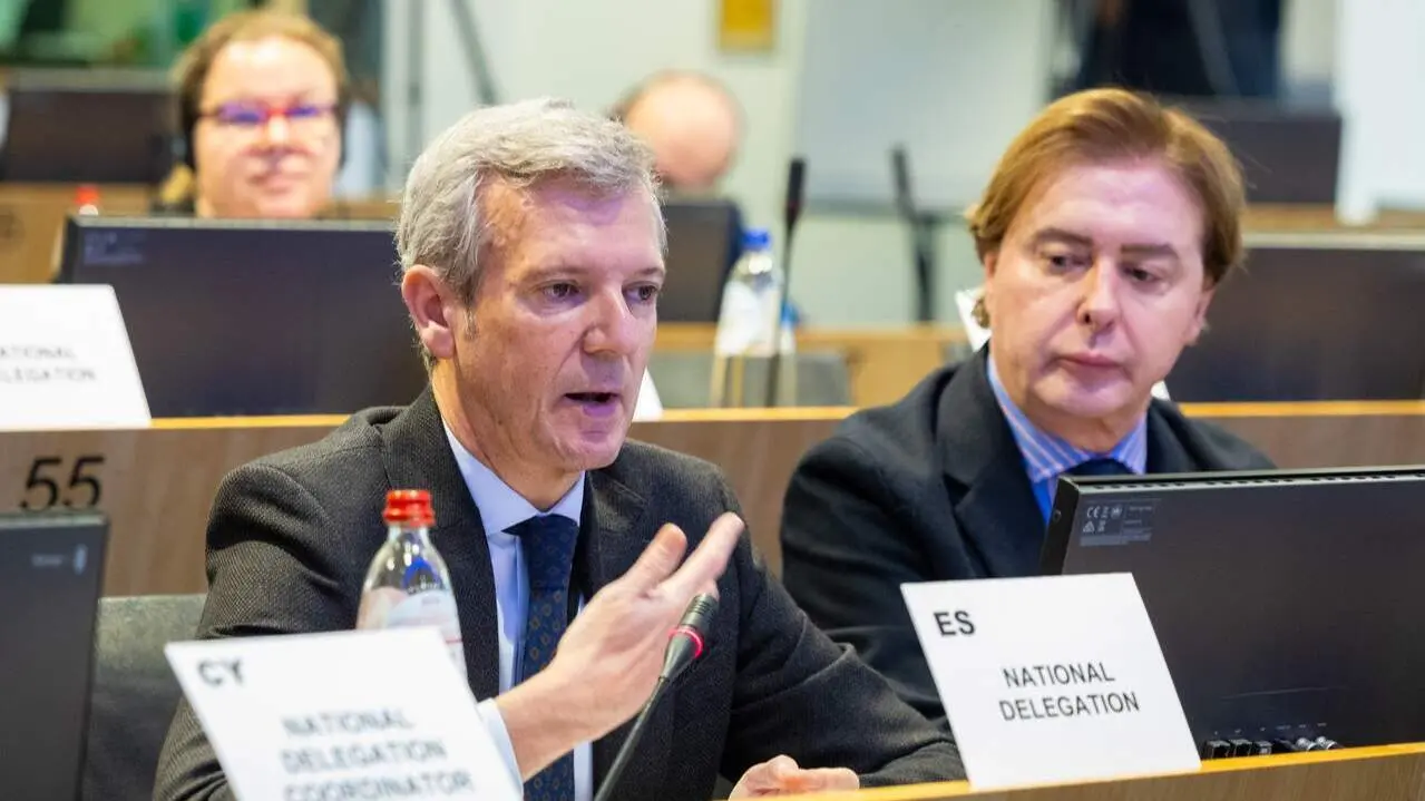 Rueda, con el director xeral de Relaci&oacute;ns coa UE, Jes&uacute;s Gamallo, en el Comit&eacute; de las Regiones. XUNTA