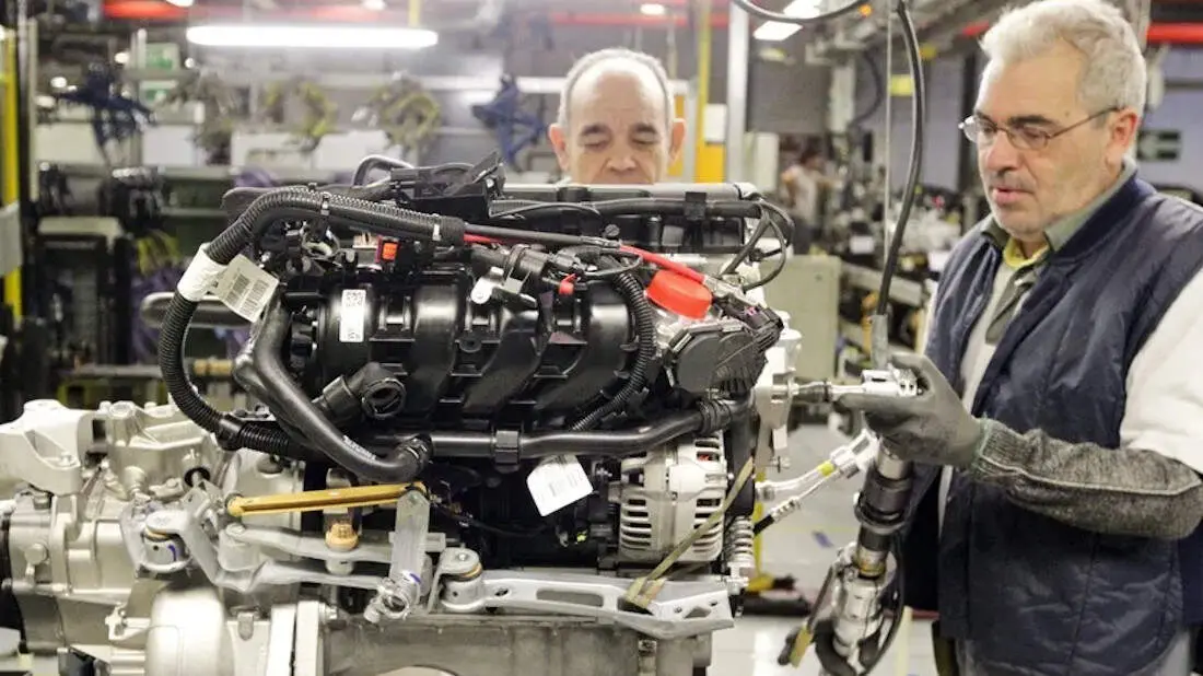 Trabajadores en una factor&iacute;a. EFE