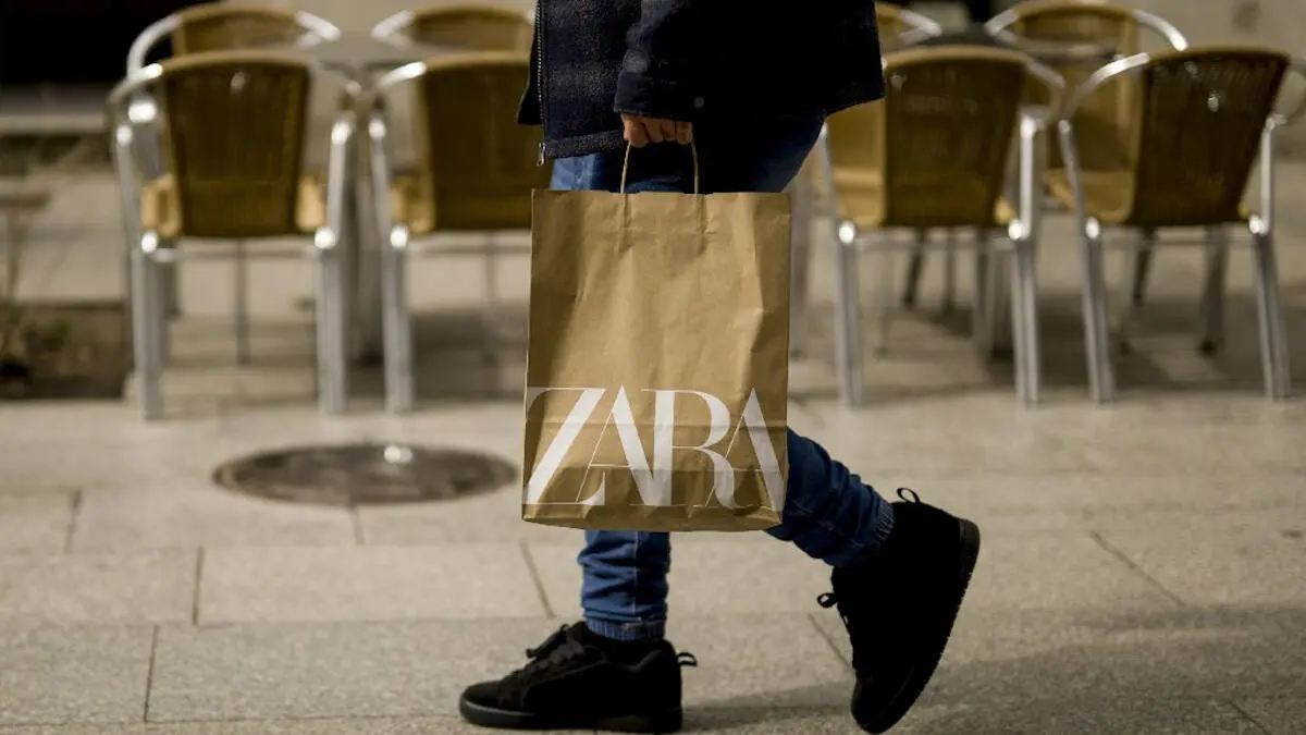 Un consumidor con una bolsa de Zara. BRAIS LORENZO (EFE)
