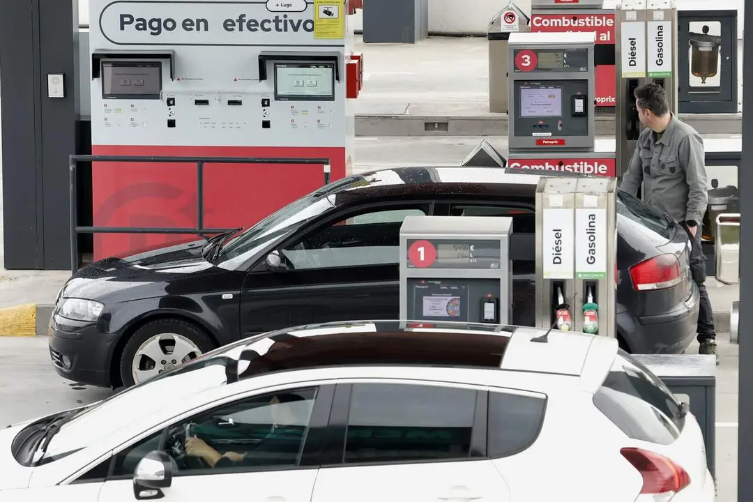 Un conductor reposta en una gasolinera. SEBAS SENANDE