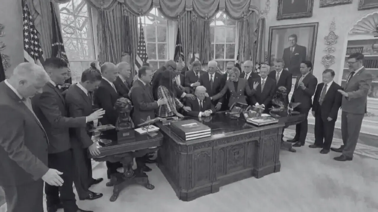 Donald Trump reza /AEP