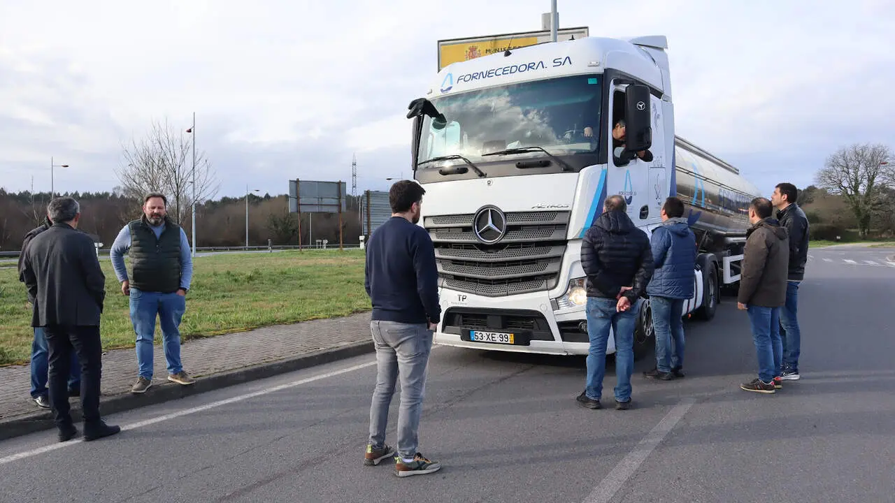 Un piquete organizado por Uni&oacute;ns Agrarias ante una planta l&aacute;ctea. EP