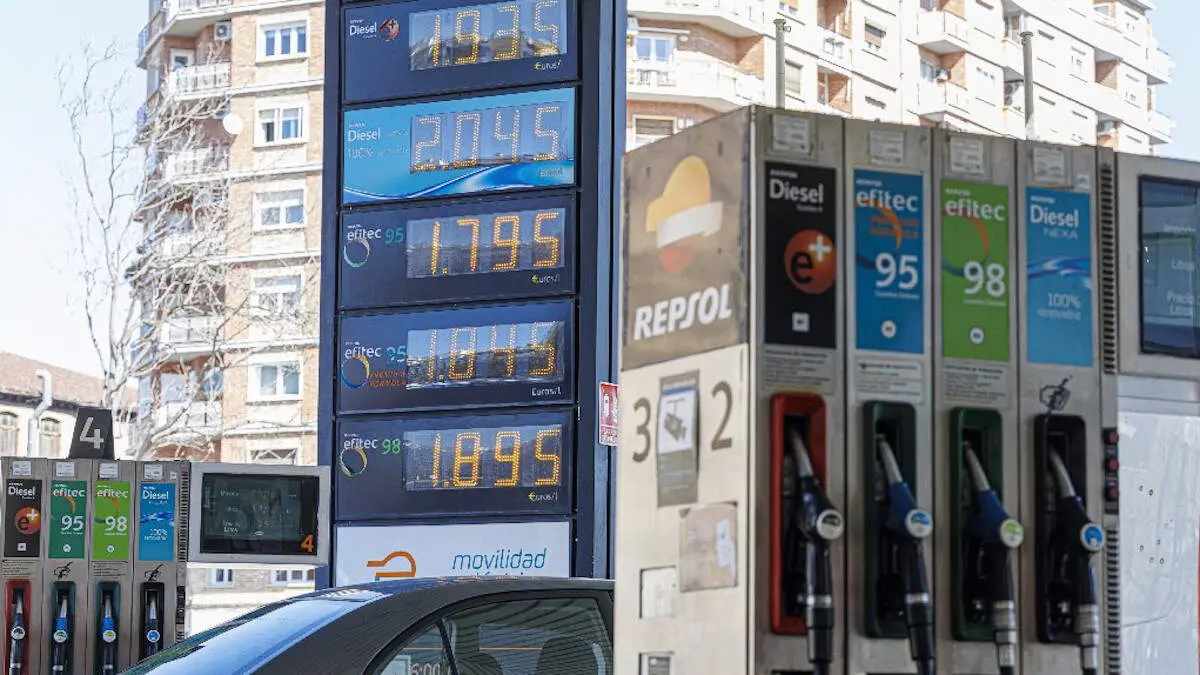 Panel de precios en una estaci&oacute;n de servicio. JAVIER BELVER (EFE)