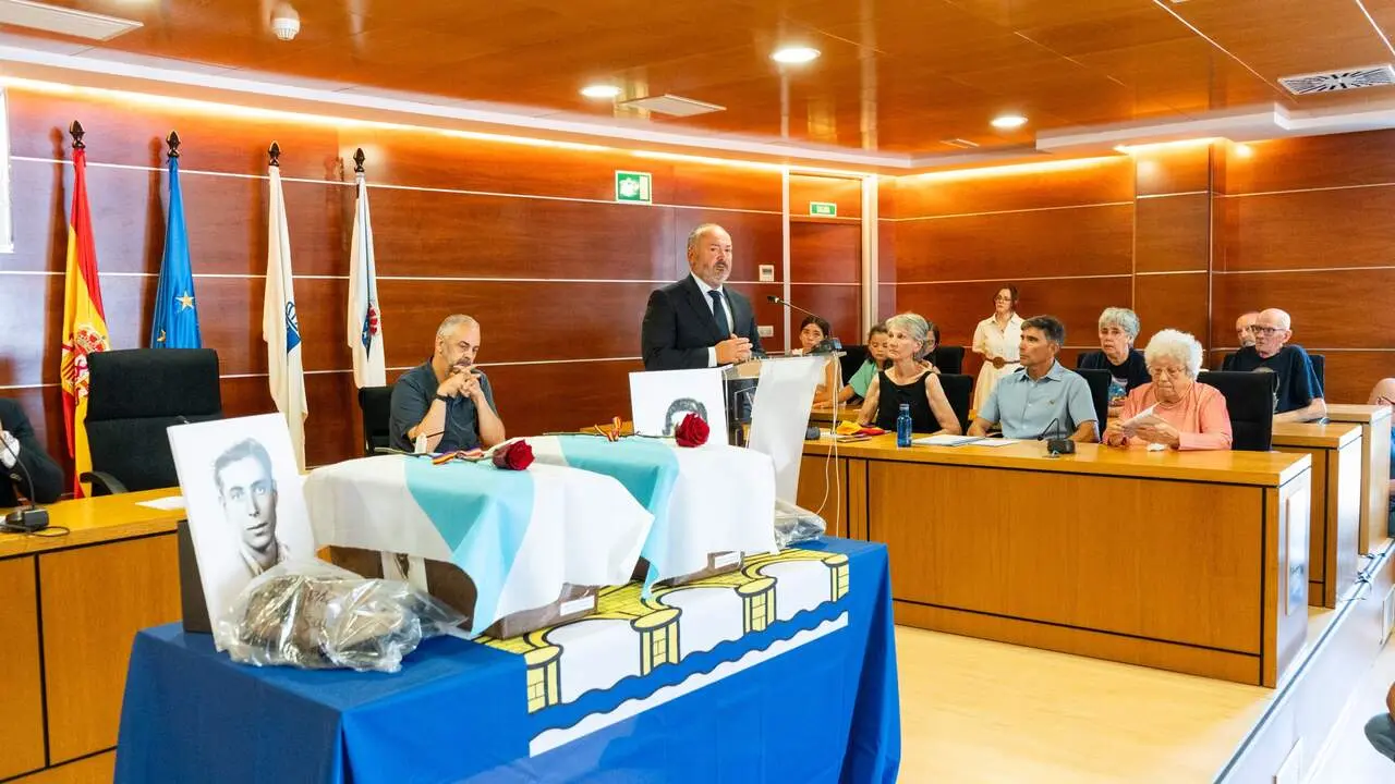 Los restos de los guerrilleros antifranquistas Jos&eacute; Gal&aacute;n y Manuel Ramiro Souto en el consistorio de Culleredo, en el homenaje municipal. EP