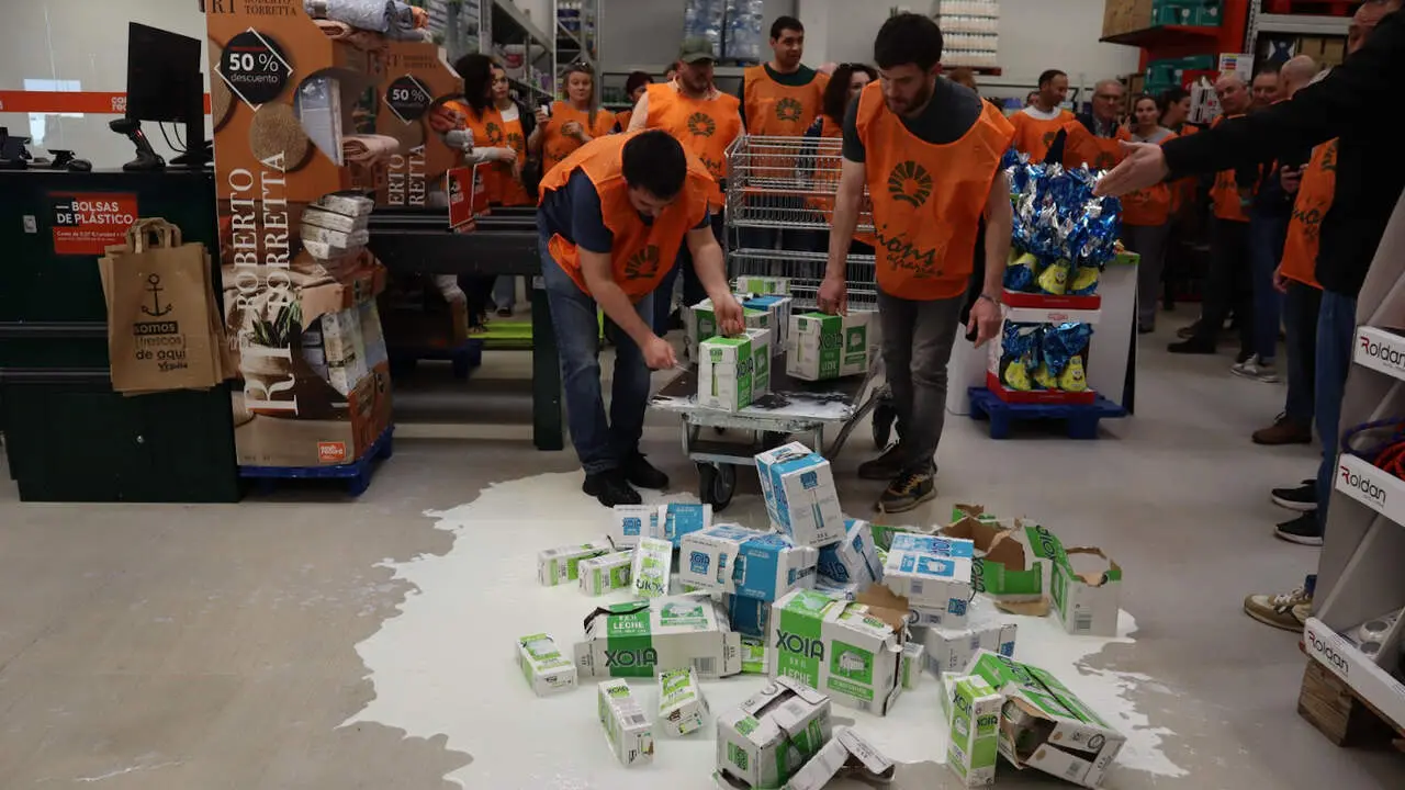 Acci&oacute;n de protesta de Uni&oacute;ns Agrarias ante la distribuci&oacute;n. UU.AA.