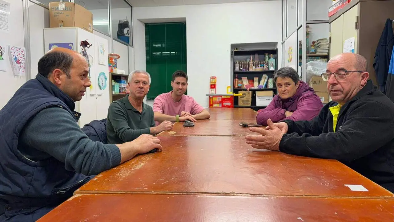 Reuni&oacute;n entre los miembros de la directiva de la Asociaci&oacute;n de Veci&ntilde;os Campo das Escolas. CECIDA