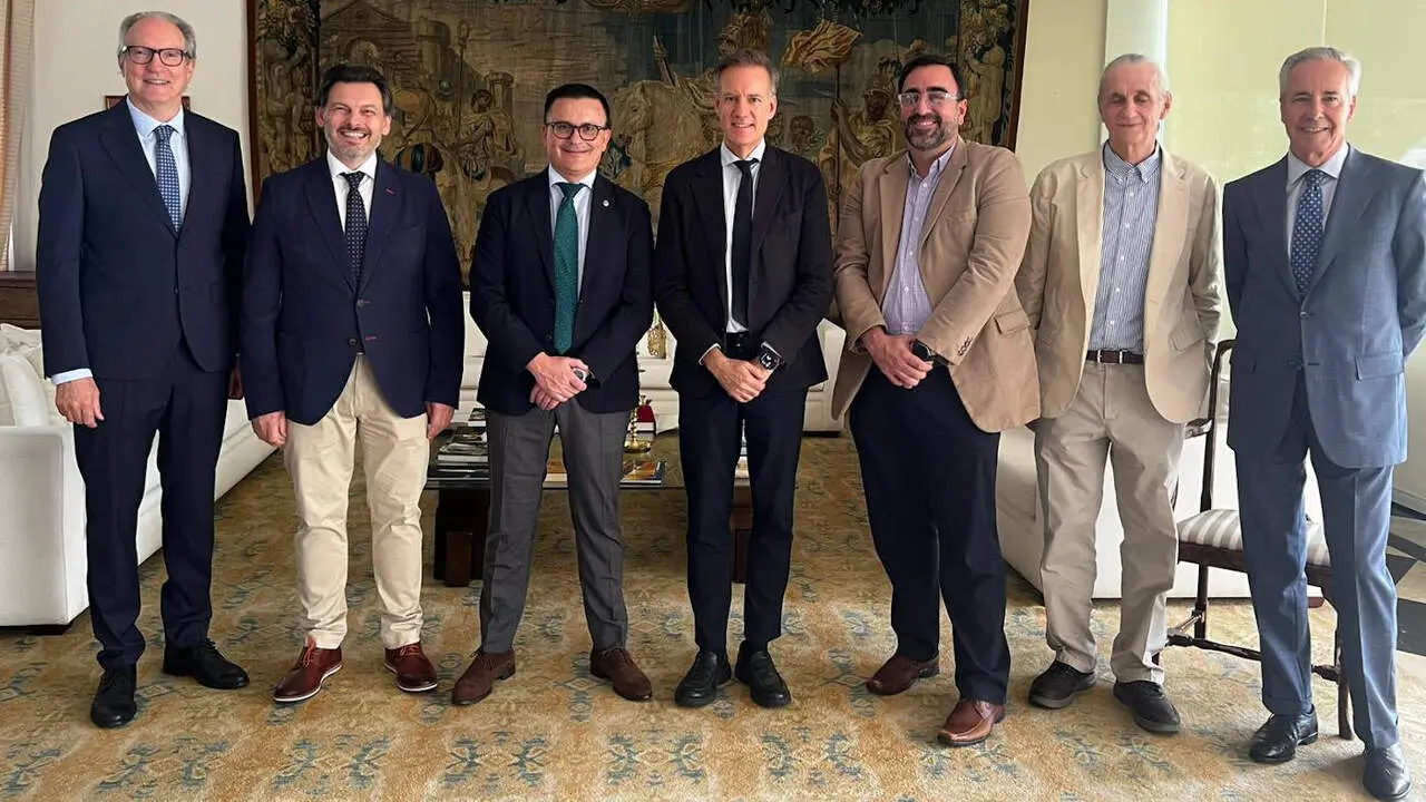 Jos&eacute; Gonz&aacute;lez y Antonio Rodr&iacute;guez Miranda se reunieron en Caracas con el embajador de Espa&ntilde;a en Venezuela. EP