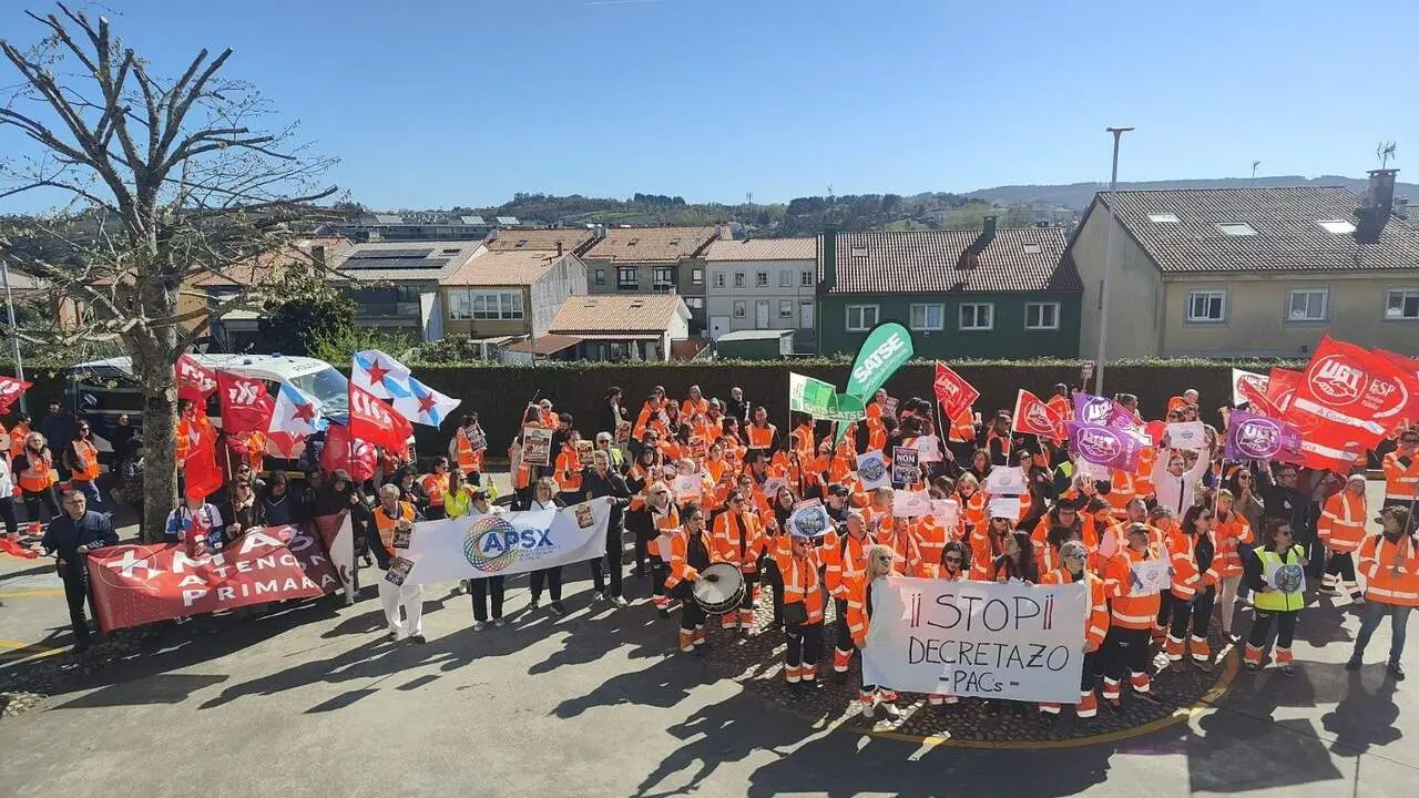 Concentraci&oacute;n a las puertas del Sergas por el decreto de los PAC.CIG