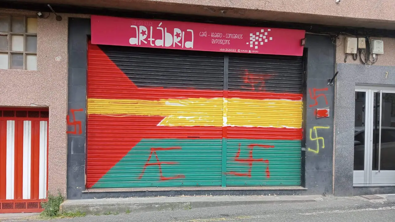 Grafitis de esv&aacute;sticas y pintada de una bandera de Espa&ntilde;a en el centro social de la Associa&ccedil;om Cultural Art&aacute;bria de Ferrol. EP