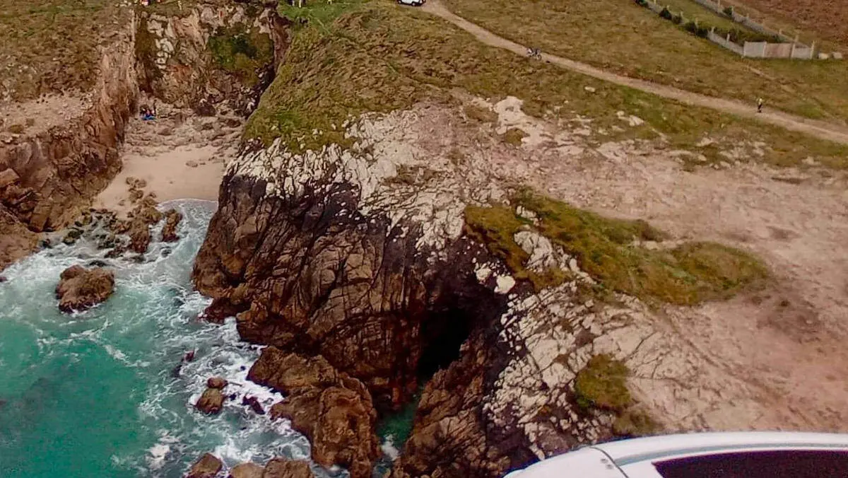 Foto tomada desde el Pesca II del rescate de un agente del Seprona en Carballo. GARDACOSTAS