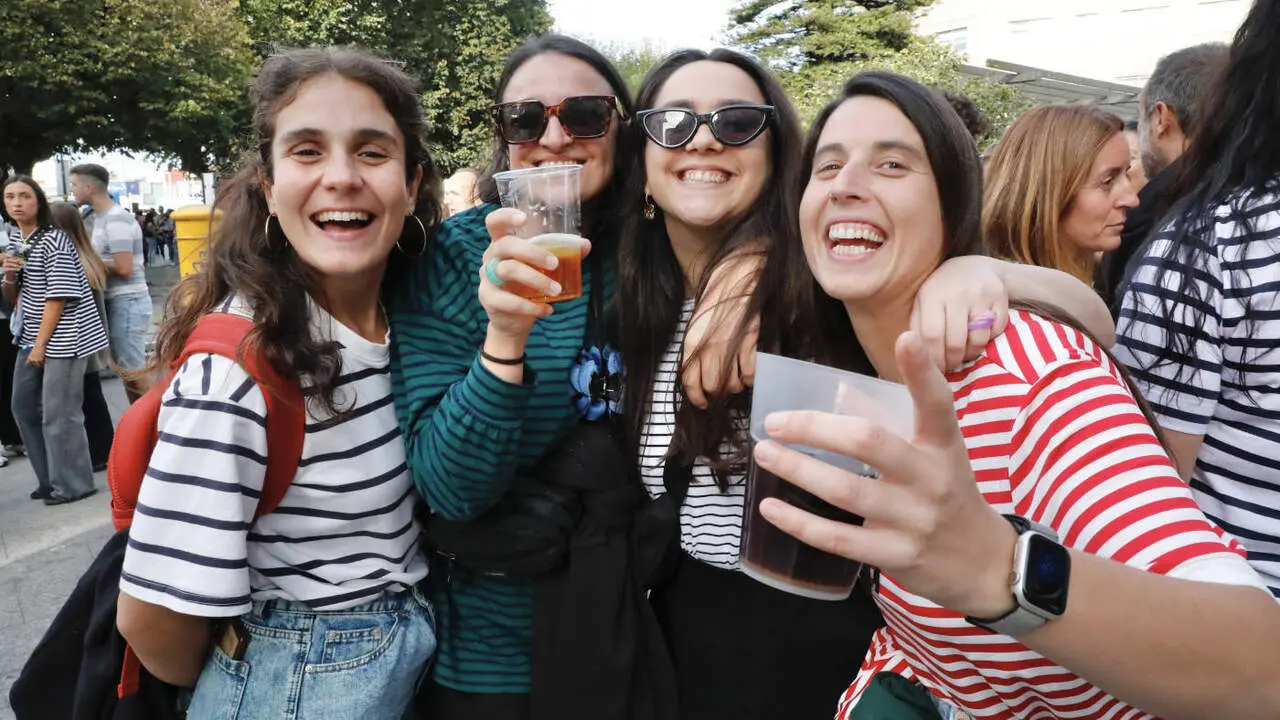 Unas j&oacute;venes bebiendo alcohol. J.L.OUBI&Ntilde;A