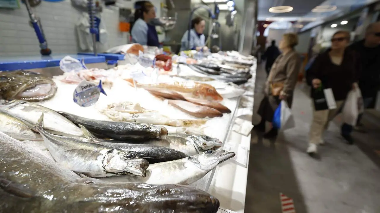 Pescader&iacute;a en una plaza de abastos. AEP