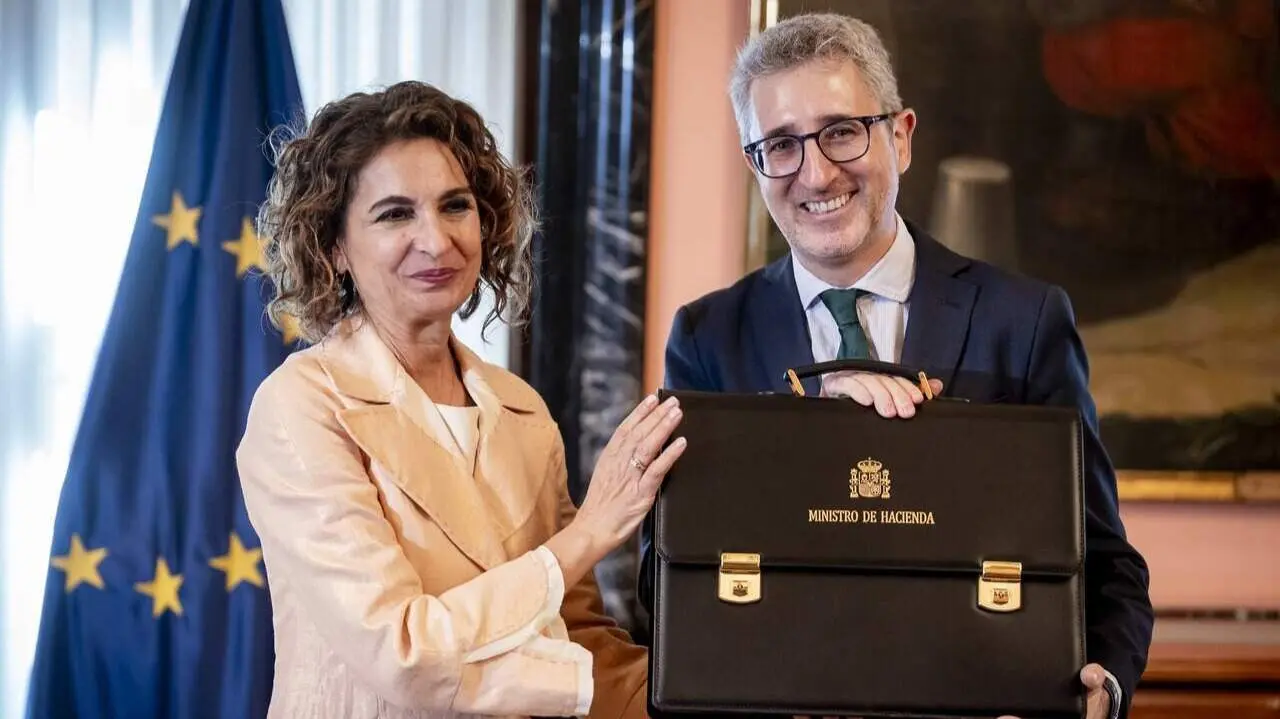 Montero, en el acto de traspaso de cartera a Arcadi Espa&ntilde;a. EFE