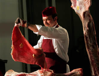 Un carnicero despedaza la ternera en una exhibición de Javier Rodríguez "Taky", cocinero del Grupo Nove (Foto: Otto. AGN)