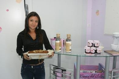 Beatriz Franjo, con uno de los bollos y al lado de las botellas con los ingredientes para hacerlo. (Foto: ANA SOMOZA)