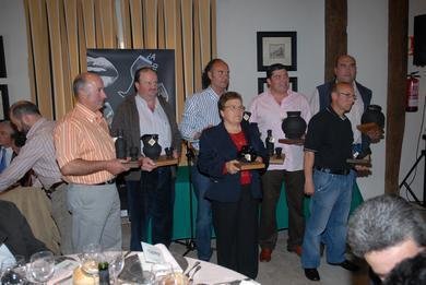 César Enríquez (en el centro), en una entrega de premios a los mejores caldos de Ribeira Sacra. (Foto: AEP)