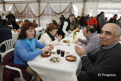 Comensales en la Festa do Berberecho de 2014 (Foto: ANTONIO LÓPEZ)